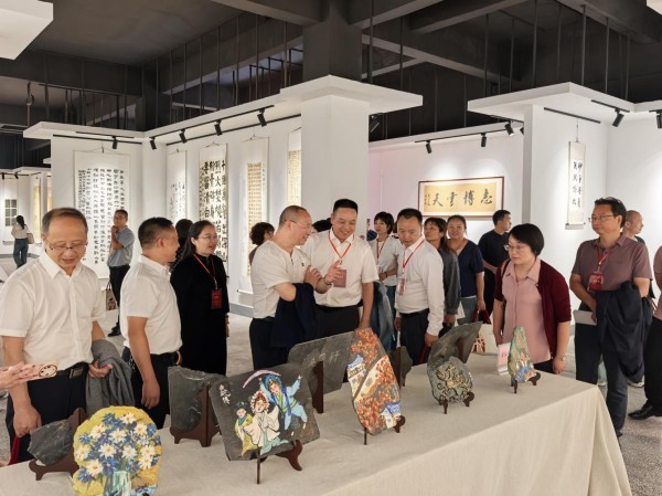 與會人員在咸宜小學參觀校園文化。城口縣教委供圖