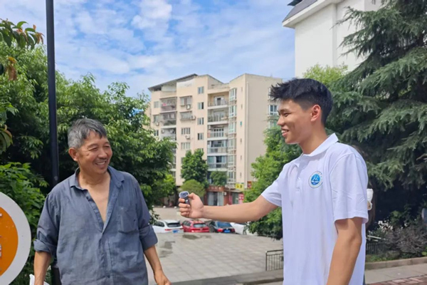 街頭隨機采訪。重慶財經學院供圖