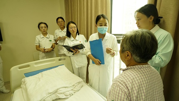 重醫附一院和豐都縣人民醫院眼科醫護人員共同查房。豐都縣人民醫院供圖