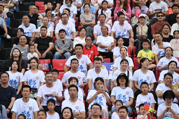 認真觀賽的榮昌市民。李波攝
