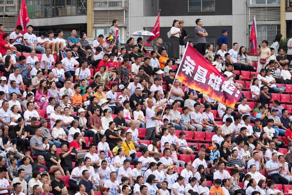 榮昌球迷揮舞“榮昌雄起”大旗，為主隊助威。吳汪洋攝