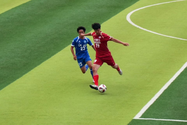 大渡口馨田戰隊球員積極拼搶，爭取更多球權。胥世鵬攝