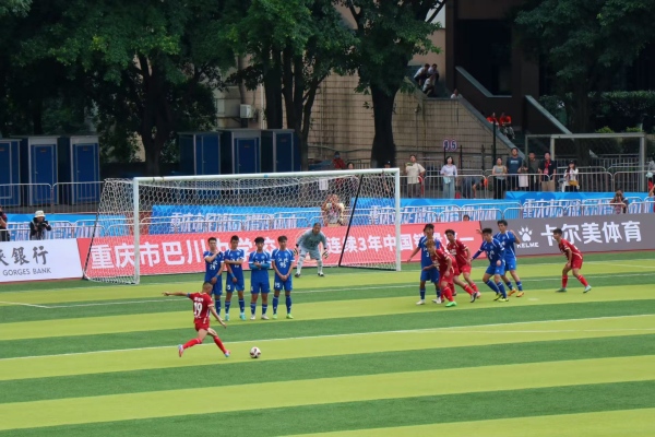 大渡口馨田戰隊獲得前場任意球。胥世鵬攝