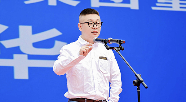 大唐聯盟唐卡裝飾集團董事長張華。唐卡裝飾供圖