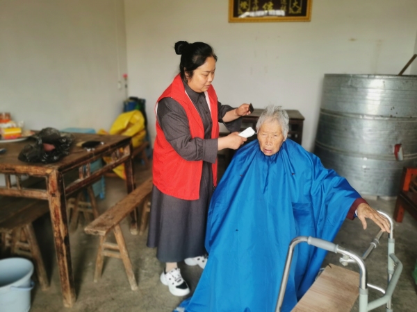 向仕花上門為困難老人剪發。袁穎攝