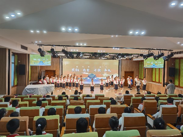 同學們感悟城市精神?；顒又鬓k方供圖