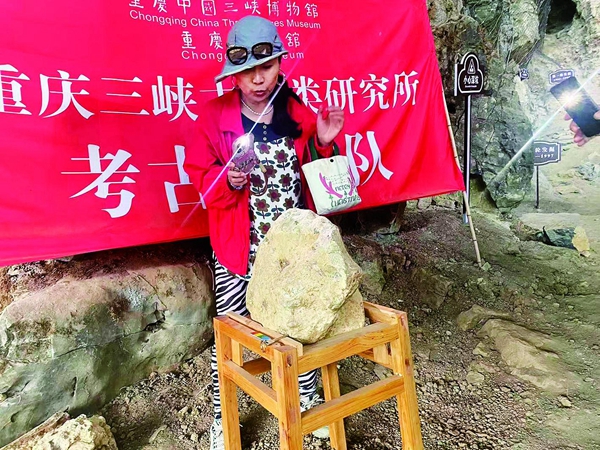 中國科學院古脊椎動物與古人類所研究員侯亞梅在拍照