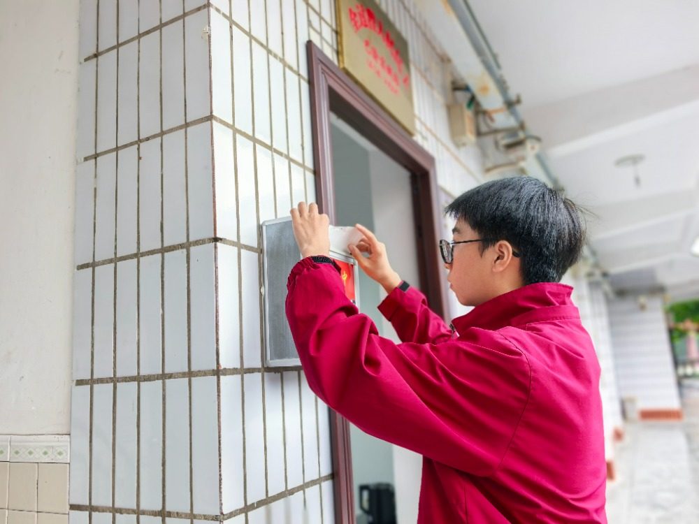 學生在“金龍信箱”前投遞建議信。記者 崔曜 攝