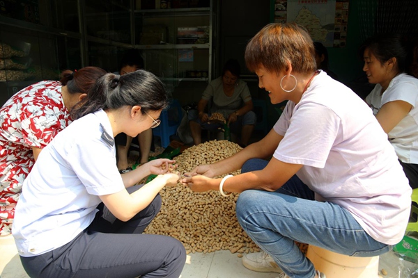 豐都縣稅務人員走訪青雙黑花生股份合作社，了解經營情況，輔導開具農產品發票。張凌云攝