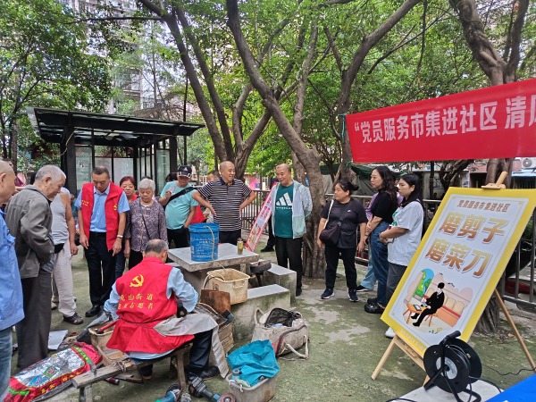 居民正在排隊享受家門口服務。龍山街道供圖