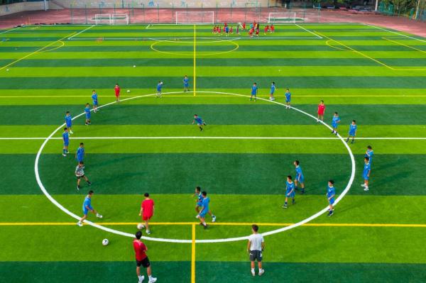 南岸校園足球數十年“體教融合”發展。郭旭攝
