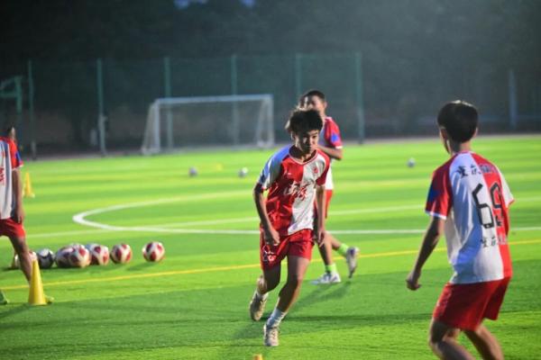 在校園球場上訓練的小球員們。郭旭攝