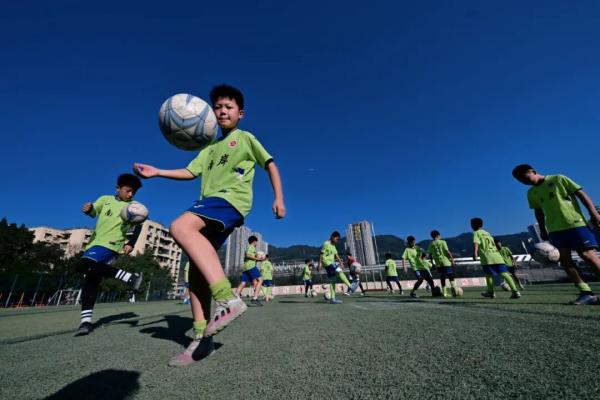 在校園球場上訓練的小球員們。郭旭攝