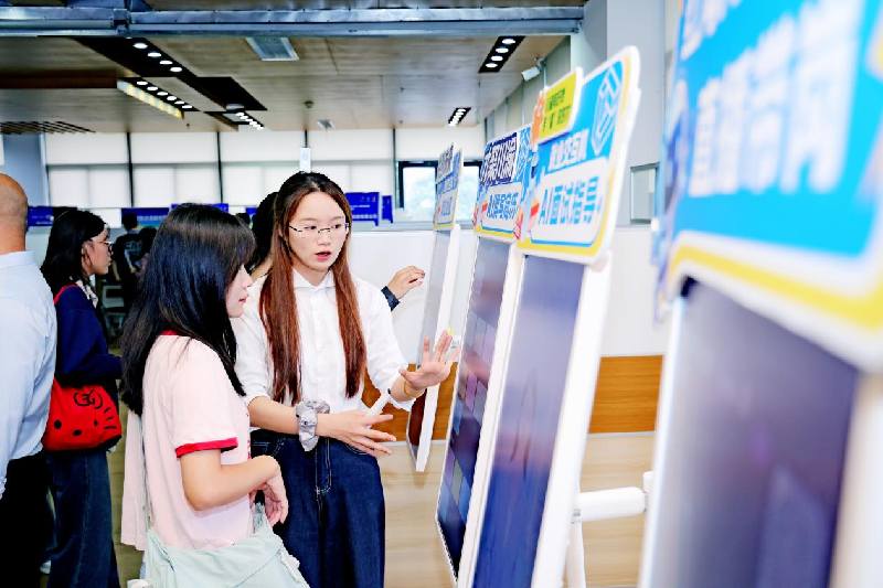 活動現場AI求職專區。重慶市人力資源開發服務中心供圖