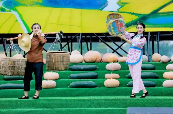 開幕式上的農耕文藝表演?；顒又鬓k方供圖