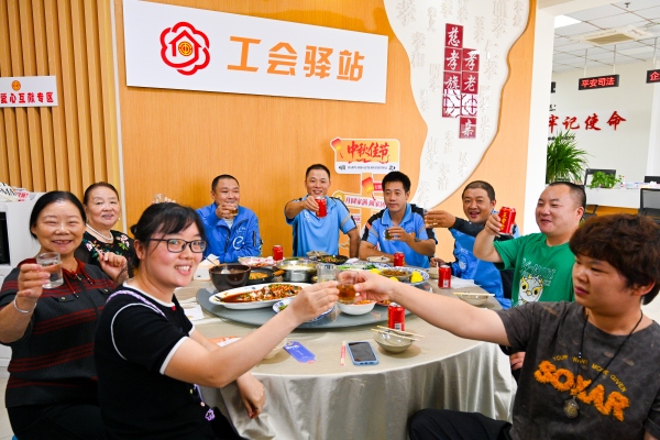 龍山街道旗龍路社區工會邀請新就業形態勞動者參加百家宴活動。龍山街道供圖