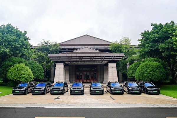 市長顧問團會議指定用車——問界M9。重慶市商務委供圖