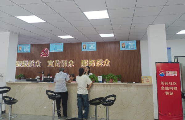 驛站金融網格員解答社區居民疑難。浦發銀行重慶分行供圖