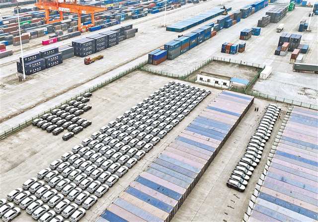 重慶團結村站，準備出口的“重慶造”整車停放在火車車廂旁。（資料圖片）記者 張錦輝 攝/視覺重慶