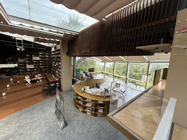 村里的烤煙房改造成咖啡館和圖書館，成為游客打卡地。莢天宇攝