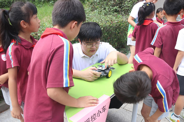 室外展臺。重慶師范大學供圖