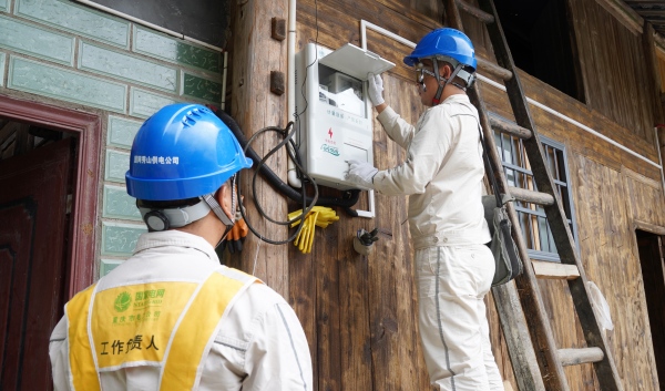 國網重慶秀山供電公司員工節前檢查用電設備。萬雪蓮攝