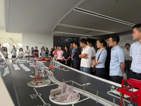 學員們實地研學。宋文勵攝