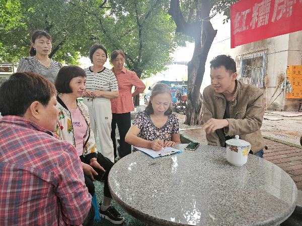 聆聽居民需求。任峰攝