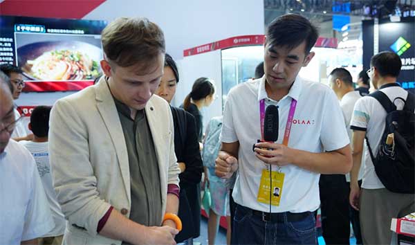 客戶在智博會上進行AI應用創業。博拉網絡供圖