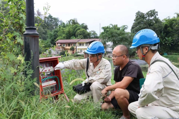 工作人員開展安全用電檢查。鄭發明攝