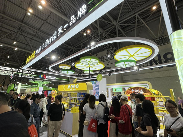 潼南展廳吸引眾多市民游客駐足選購。潼南區委宣傳部供圖