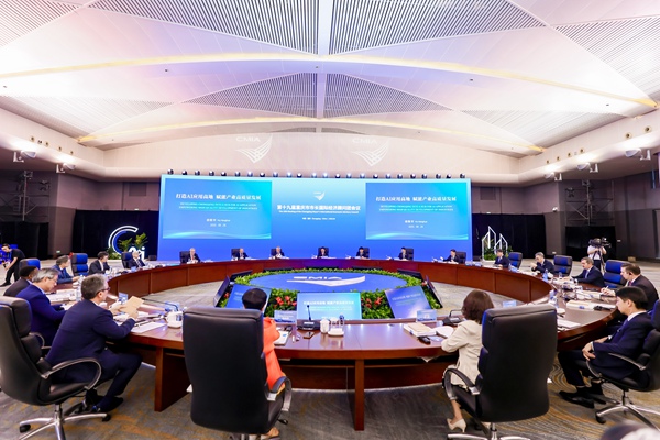 第十九屆重慶市市長國際經濟顧問團會議舉行。重慶市商務委供圖