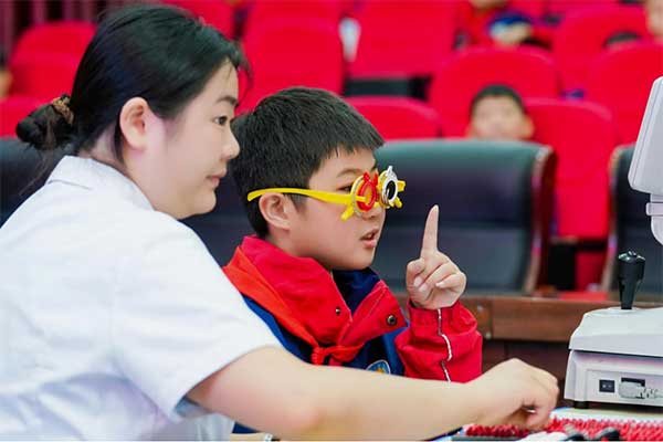 開展視力檢測。平安人壽重慶分公司供圖