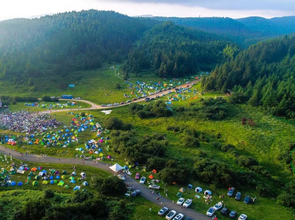 游客在仙女山大草原露營。武隆區委宣傳部供圖