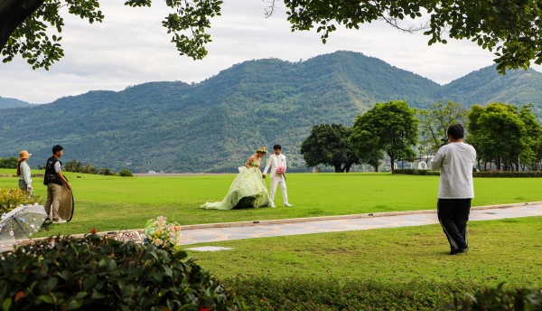 云陽環湖綠道月光草坪，市民在拍攝婚紗照。譚啟云攝