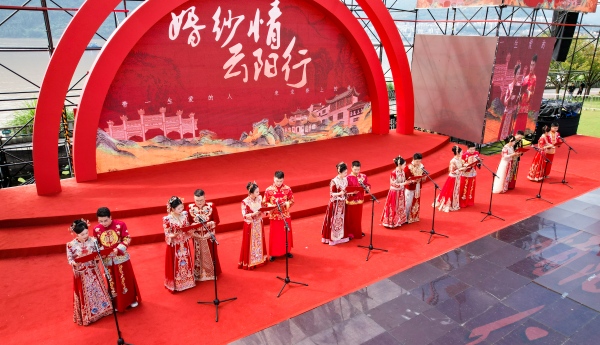 16名新人集體宣讀《新風倡議書》，承諾踐行婚嫁新風。李王雨攝