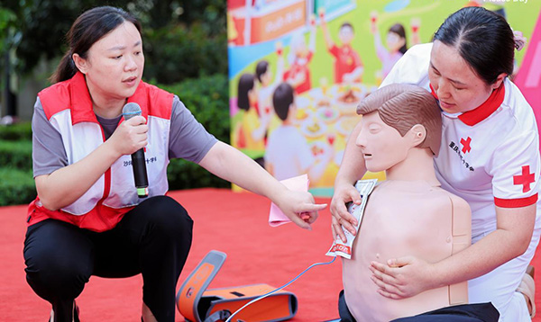 萬科金域華庭小區活正在進行CPR急救培訓。萬科物業供圖