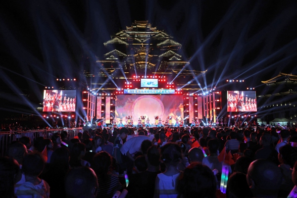 第八屆渝東南生態民族旅游文化節開幕式暨“綠色中國·看彭水”公益晚會在彭水縣蚩尤九黎城舉行。彭水縣委宣傳部供圖