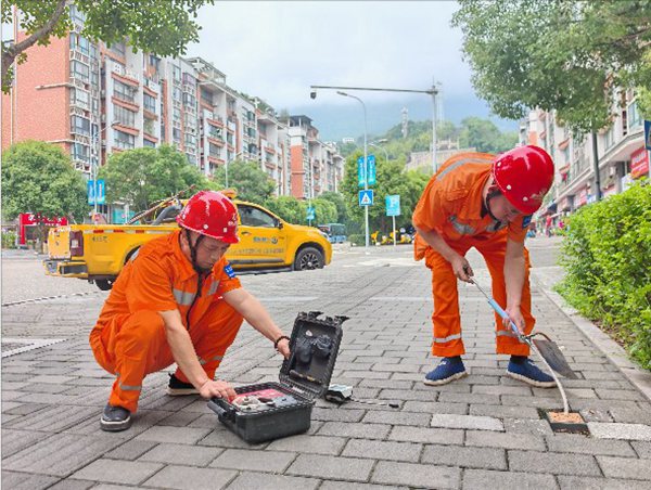 對感知設備進行采氣分析。重慶燃氣集團供圖