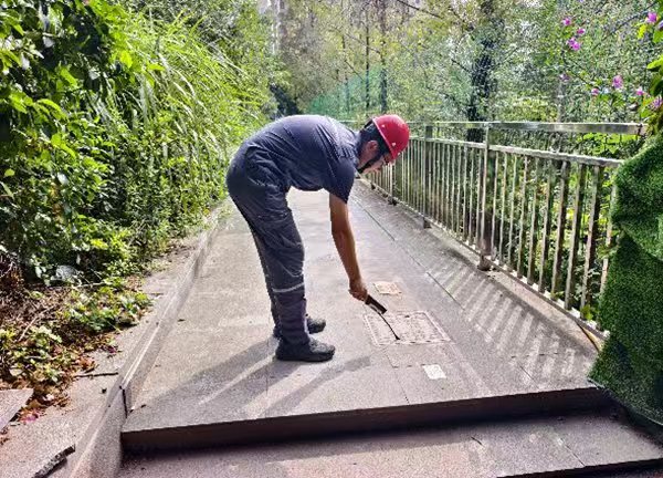 對閥門井進行檢漏分析。重慶燃氣集團供圖