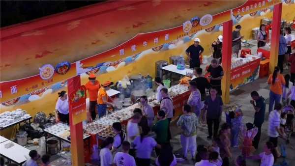 市民品嘗特色美食。云陽縣融媒體中心供圖