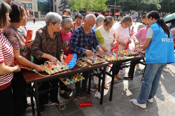 居民正在參與趣味活動。巴福鎮供圖