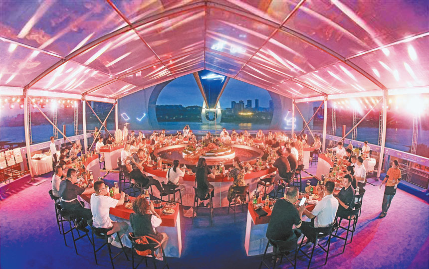 9月28日，第17屆中國（重慶）火鍋美食文化節在大渡口區開幕，1.2公里的江岸火鍋宴匯聚了近20個品牌，促進“雙節”期間文旅消費。特約攝影 鐘志兵/視覺重慶