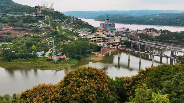 美心紅酒小鎮秋景。景區供圖