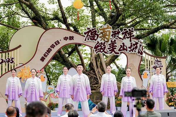 重慶市中醫骨科醫院的醫護工作者們帶來八段錦表演?；顒臃焦﹫D