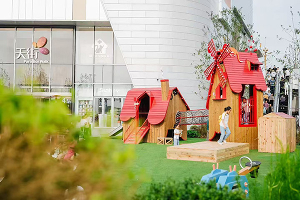 龍興天街主題戶外空間。龍湖商業供圖