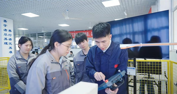 課堂教學中的宗渝順。重慶能源工業技師學院供圖