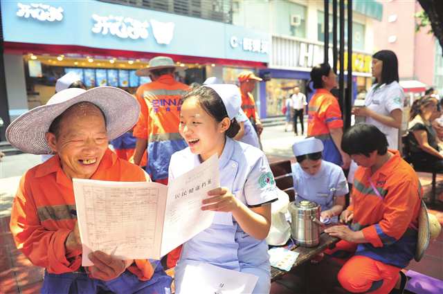 　沙坪壩區“紅巖醫者進商圈”開展居民健康檔案建檔宣傳