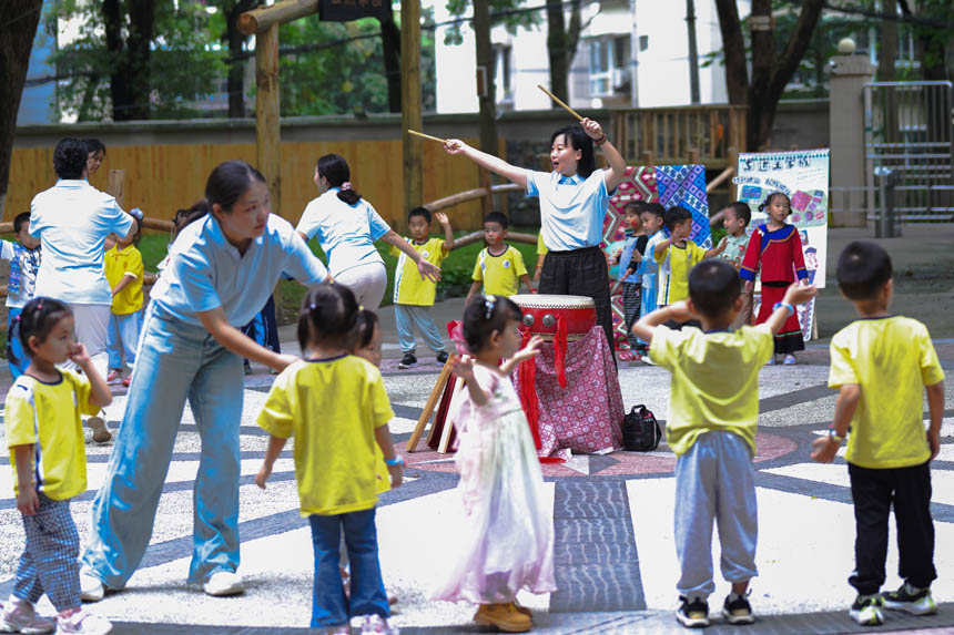 兒童們體驗土家族擺手舞。劉宇飛攝