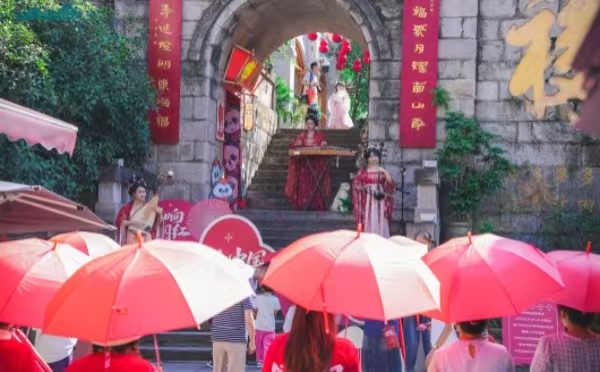 現場演出吸引游客駐足欣賞。龍門浩老街供圖